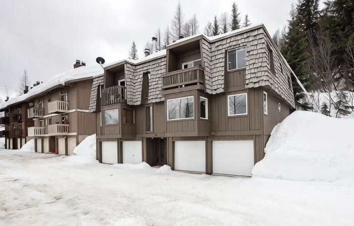 Stay and play, sleeps 6 with a beautiful view of Schweitzer Mountain