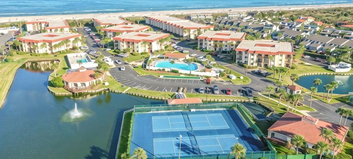 Beautiful Condo steps away from Beach Hotels in St. Augustine Beach