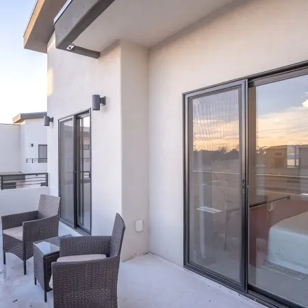 Modern/Luxury Townhouse- HOT TUB - Sleep up to 8!