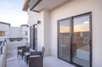 Modern/Luxury Townhouse- HOT TUB - Sleep up to 8! - balcony