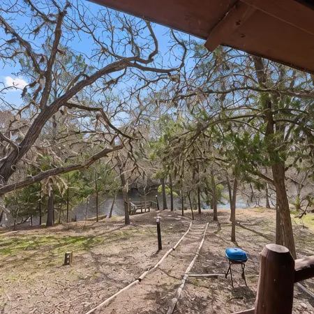 22 miles to Round Top, 3/2 w/ trailer parking, relaxing cozy cabin w/ lake, wifi