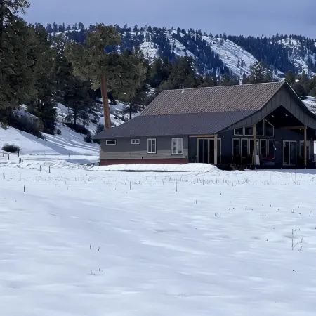 Peaceful Retreat on 35 Acres - Spectacular Mountain Views!