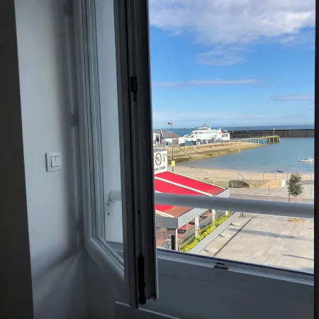 Apartment facing pier with sea view, WIFI and secure parking space