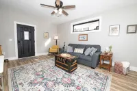 Charming 3-bedroom, 2 bathroom house with outdoor space in Winona - 4つ星