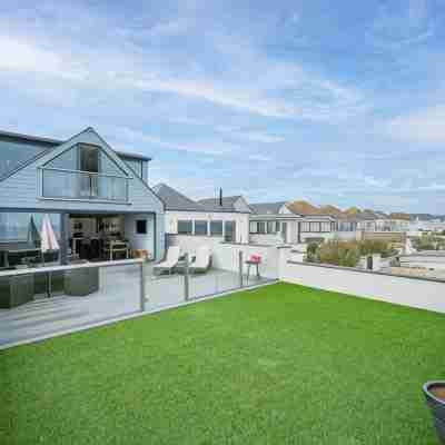 Beach View Breeze Family Holiday Home on the Shore Hotel Exterior