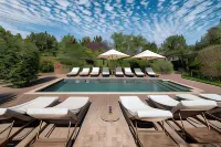 Plumwood Boutique Hotel by the Living Journey Collection - parking