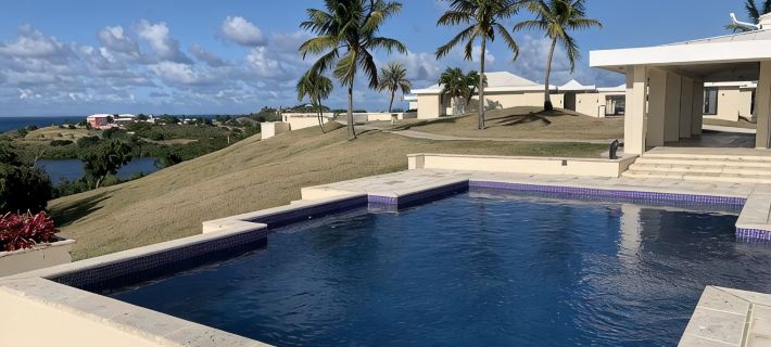 Exquisite house overlooking Caribbean ocean, 7.7 gated acres. Hoteles en East End