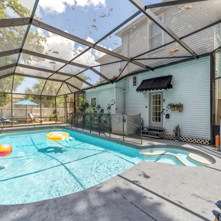 Private historic district apt with pool-suite A