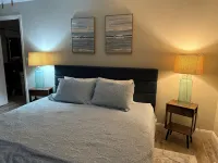 Minutes to Weeki Wachee Head Springs Pool AND hot tub!