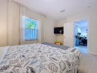 Charming Ground Level Resort Style 3unit condo unit B a few steps from the beach