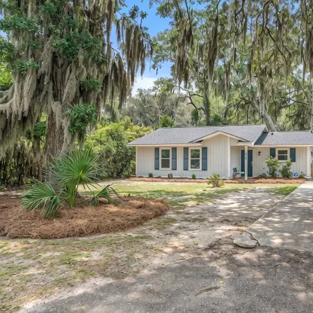 Pet-Friendly Bungalow Near Parris Island, Downtown Waterfront & Parks