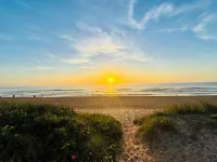 It's beach time! Enjoy the sunshine! - บังกะโล