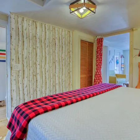Downtown Boothbay Harbor Vintage Summer Camp Suite