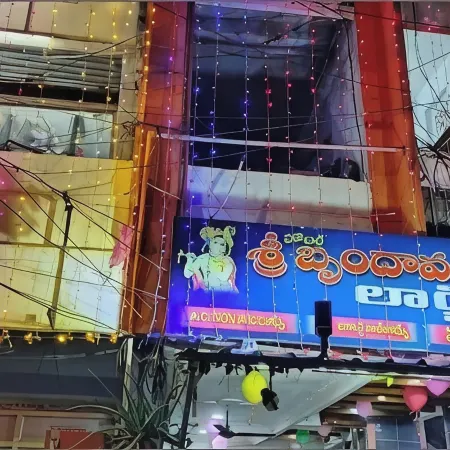 Brundavan NearVijayawada Railwaystation Отели рядом с достопримечательностью «Храм Канакадурга»