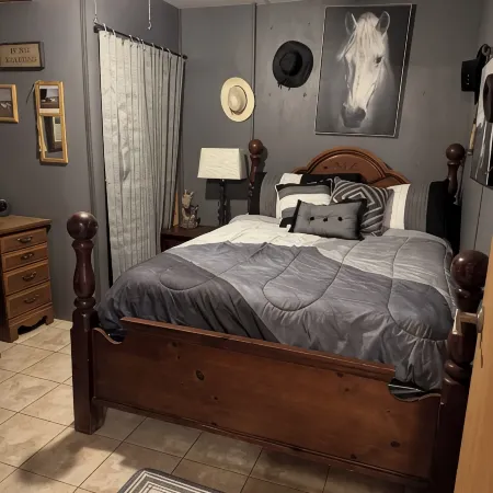 Spacious 5 bedrooms, three stories log cabin with WiFi, AC in charming Bronston
