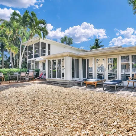 Beautiful & Spacious Waterfront Condo, Walk to the Beach, on Canal, 2 Bed/2 Bath