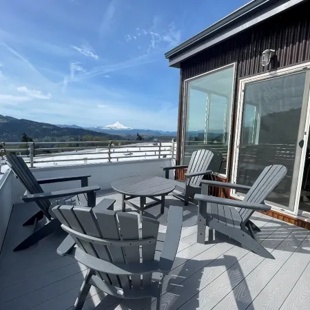 The Mountain View Penthouse in the Heart of Downtown White Salmon, Loft 18
