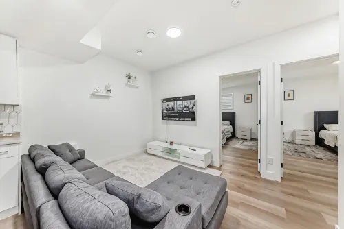 1-Bed, w/ In-Unit Washer & Dryer, Cozy Living,1-2 Min Drive to Anthony Henday! - 방갈로