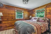 Cozy Log Cabin with Hot Tub - Chalets