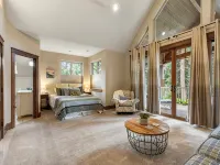 Cdas Finest Secluded Waterfront Estate 7000 Sq ft 5 Forested Acres-Close to Town Hotels in Post Falls