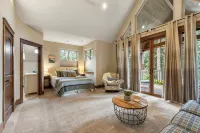 Cdas Finest Secluded Waterfront Estate 7000 Sq ft 5 Forested Acres-Close to Town