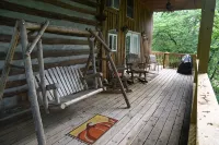 Cozy hand-built cabin in the heart of wine country, near mountains and Mayberry
