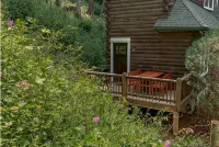 Charming 2Br Highlands Cottage with Cozy Fireplace, 3 Min to Main St & Dry Falls