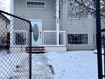 Fort McMurray Home - 4 Bedroom House: Perfect for Families & Business