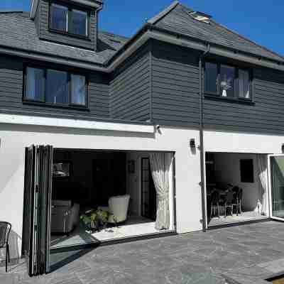 15% Ferry Discount.  15 minutes to beach.  5 bed house with 22 sqm equipped gym. Hotel Exterior
