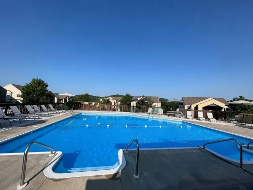 The Cove Walk-in 2BR 2Bath Condo on Table Rock Lake by Silver Dollar City - 4-Star
