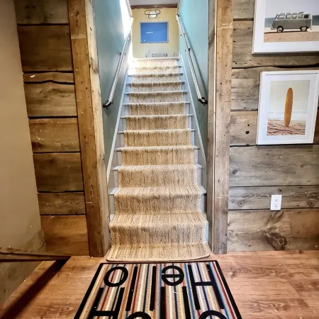 Funky Upstairs apartment - steps from local popular restaurant.