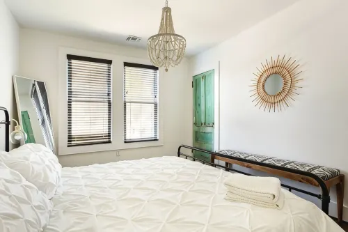 Renovated Townhouse Walk to All