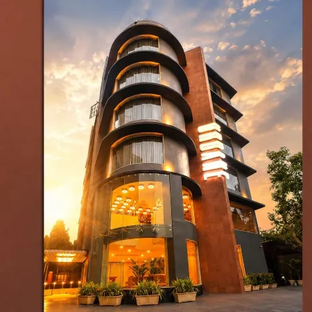 Urbane the Hotel Отели рядом с достопримечательностью «Набережная Сабармати»