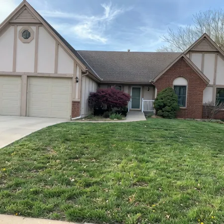 Peaceful 3-bedroom accessible ranch home with AC, WiFi in Eastside Olathe.