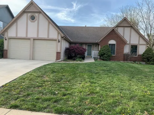 Peaceful 3-bedroom accessible ranch home with AC, WiFi in Eastside Olathe. - Pools