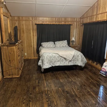 Cozy 2-bedroom cabin with WiFi, AC in charming Murfreesboro on Lake Greeson.