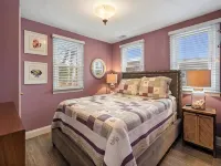 7-Bedroom House in Charming Spray Beach with WiFi, AC. Oceanside Sleeps 18 - 3-Star