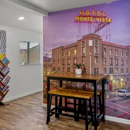 Downtown Ruby Red Bungalow w/AC, Fully Fenced Yard, W/D, 2 Smart TVs, Fast WiFi.