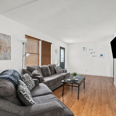 Lovely Updated 2bd house just minutes away from anything the Qc has to offer!