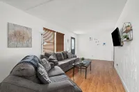 Lovely Updated 2bd house just minutes away from anything the Qc has to offer! - Homestays
