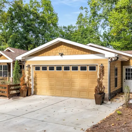 Cozy 4bd lakefront home in Lake Lanier w/ HotTub, FirePit, Private dock, Wifi