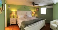Newly Renovated Sea Breeze Cottage with Private Dock, Easy Access to Bimini Bay - Country Houses