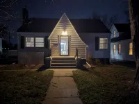 Charming, newly renovated Tudor home next to Morningside University!