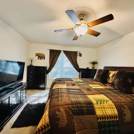 Treetop Cabin - Sleeps 9, Sauna, Game Room, Fire Pit, Smoker & Dual Grill, Views
