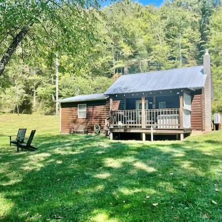 Creekside Cabin in Hocking Hills. Hot Tub + Large Private Yard. Dog-friendly!
