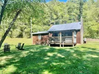 Creekside Cabin in Hocking Hills. Hot Tub + Large Private Yard. Dog-friendly! - 4 estrellas
