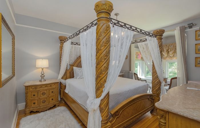 Room 2 at The Warwick Inn – Cozy Elegance in the Heart of Town