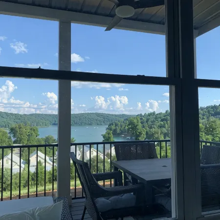 Brand new condo with gorgeous lake views