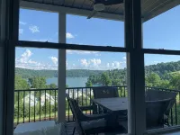 Brand new condo with gorgeous lake views - 4성급