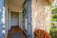 Suite Magnolia. Steps to Downtown & Breweries. Modern 2 bedroom apt w/fireplace. - 3성급